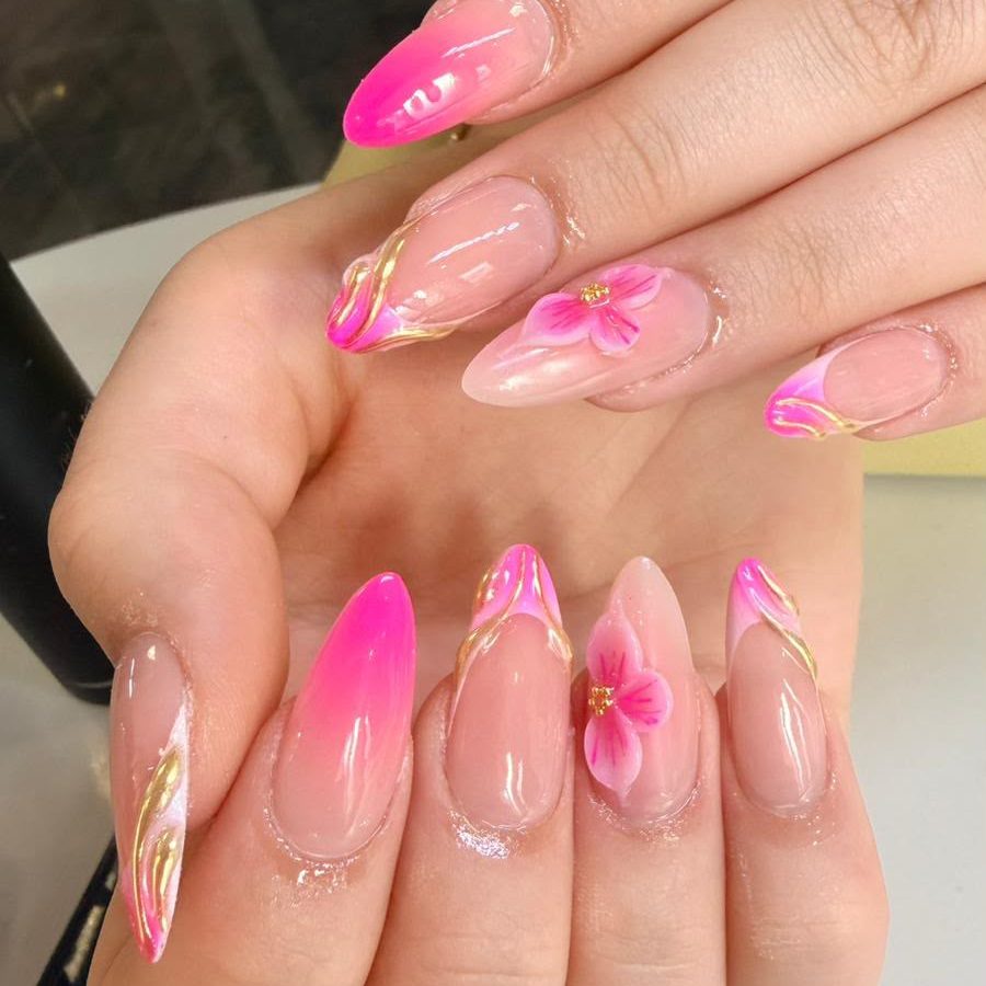 Mandelförmige Nägel mit pinkem Ombré, Airbrush-Blüten und Goldakzenten