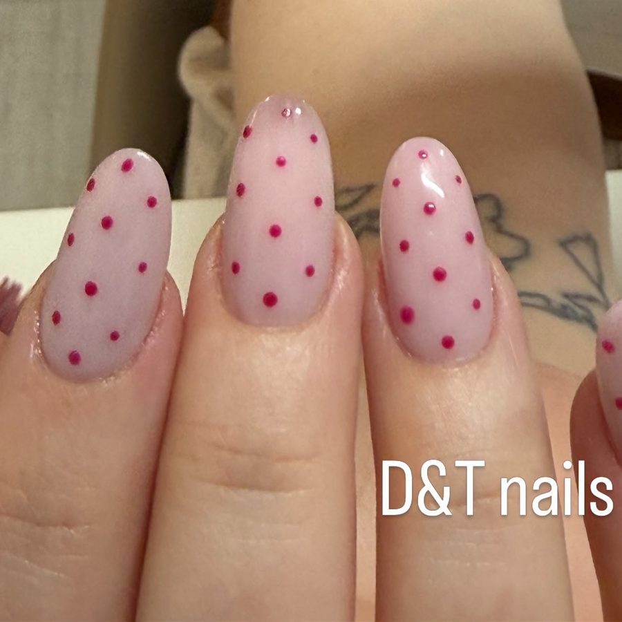 Rosé Nägel mit roten Polka Dots, gefertigt bei D&T Nails in Köln