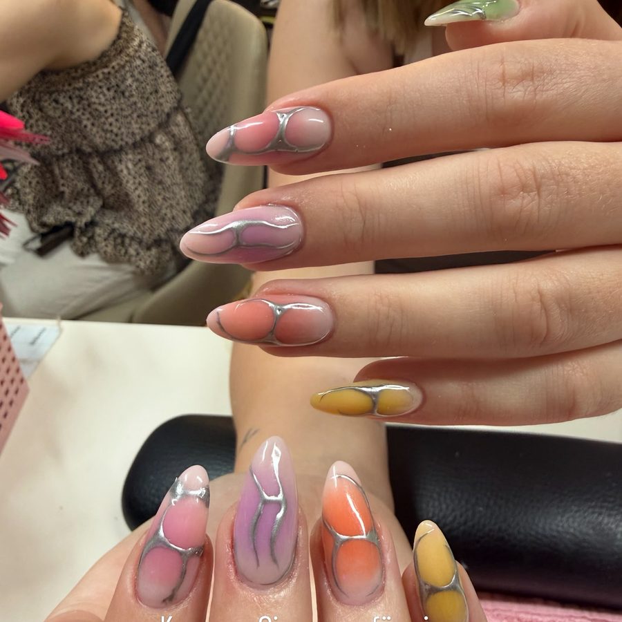 Sommerliches Aura-Design in Orange, Lila und Gelb mit Chrome-Linien