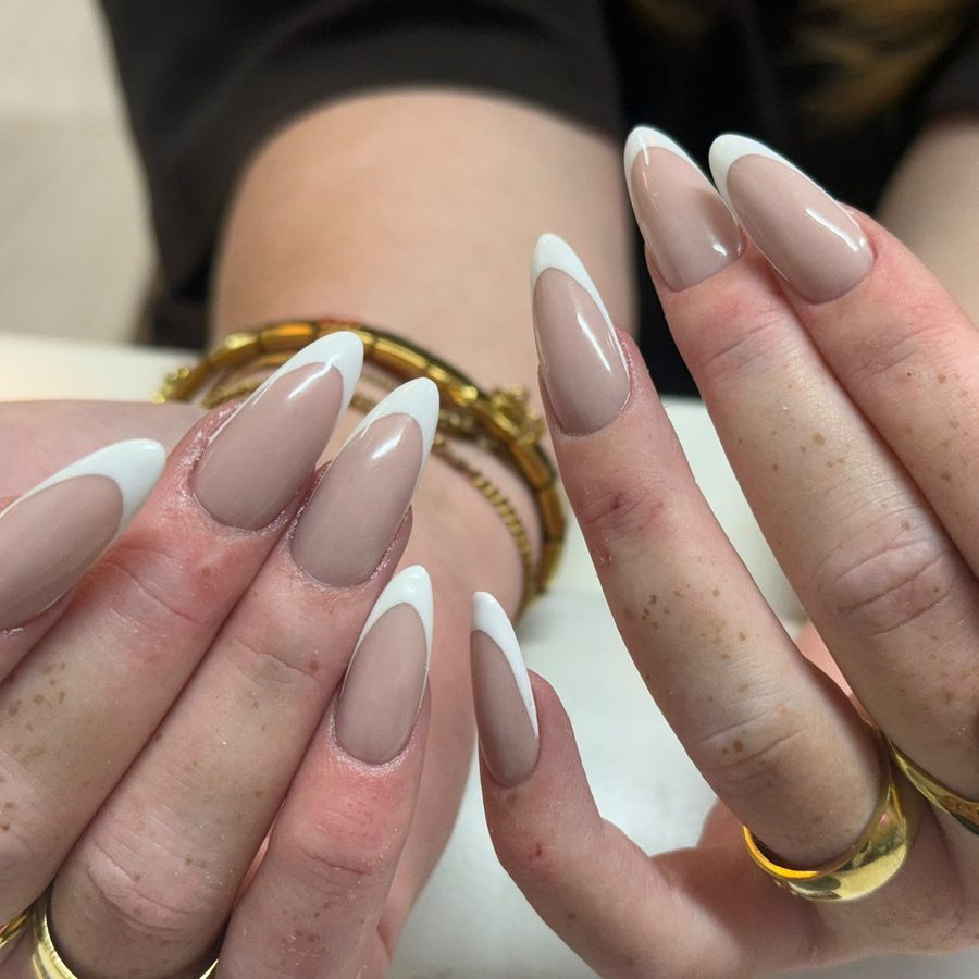 French Nails in Taupe mit weißer Spitze in Mandelform