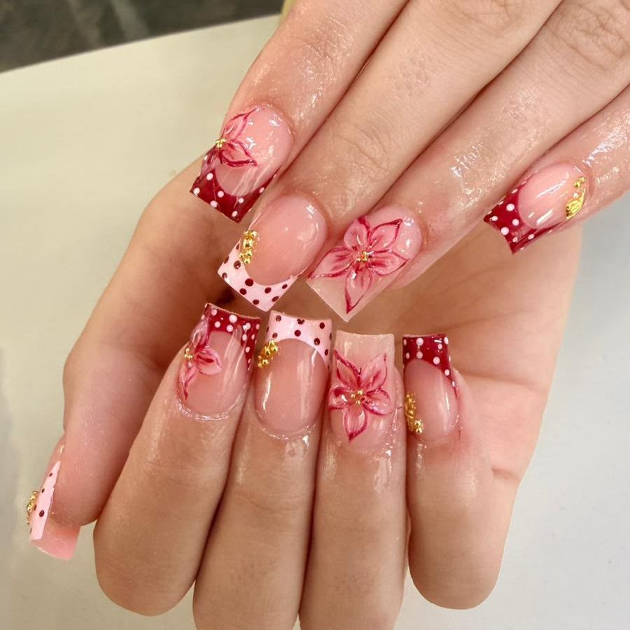 Kurze Square Nails mit roten Punkten, Blumenmotiv und French-Spitzen