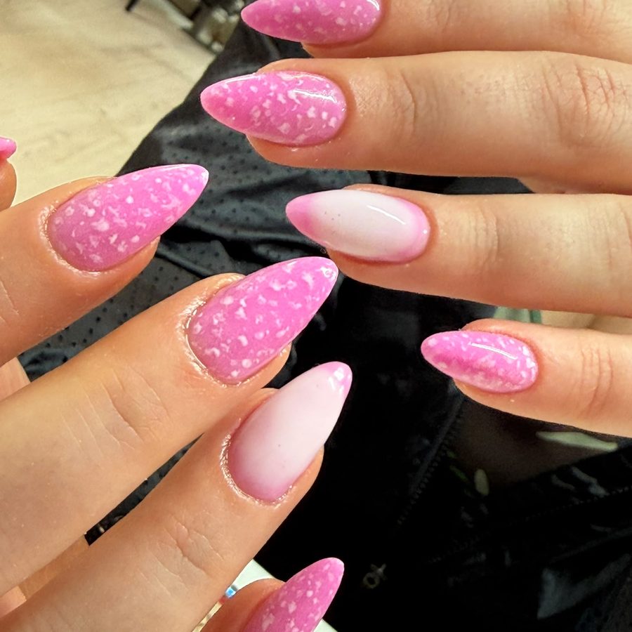 Pinke Nägel mit 3D-Strukturdesign kombiniert mit Babyboomer-Ombré