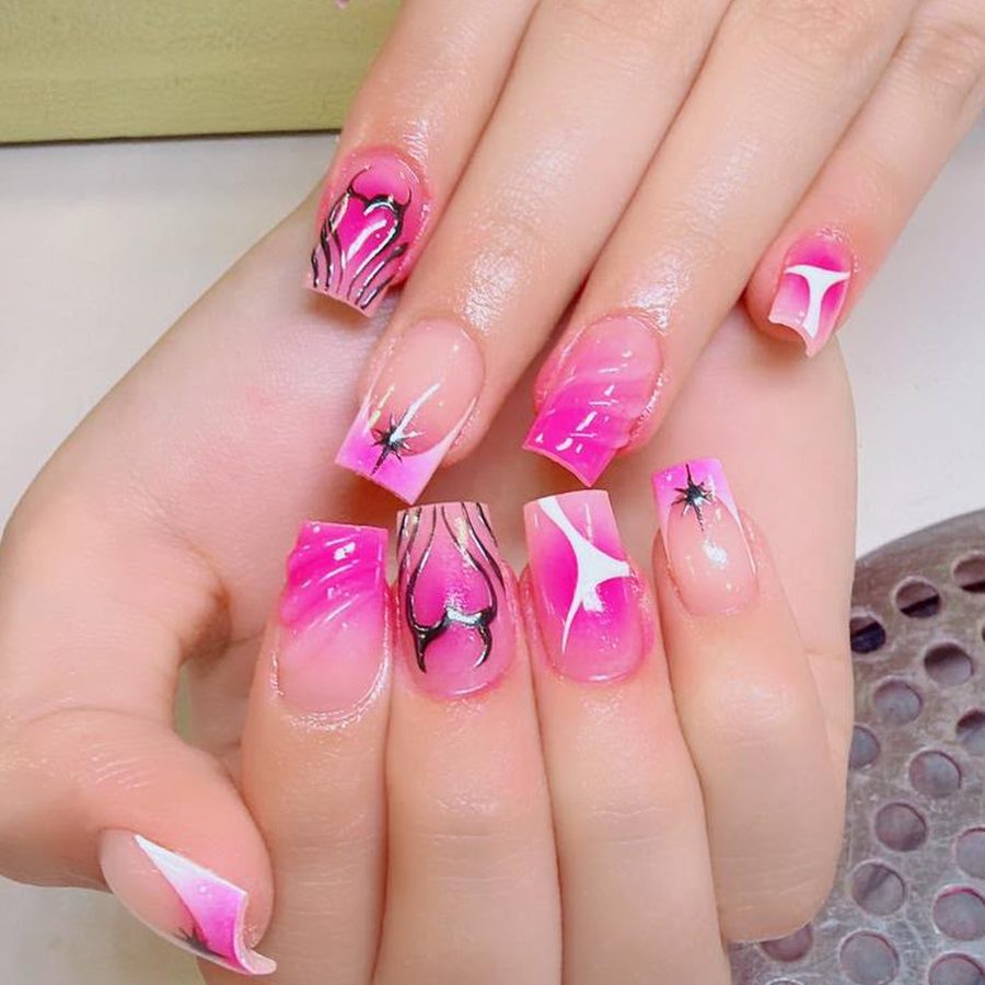 Pinkes Airbrush-Design mit schwarzen Linien auf Square Nails