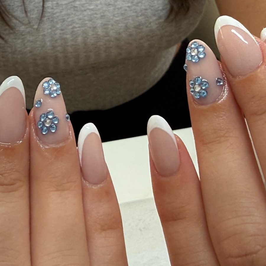 French Manicure mit blauen Strass-Blumen als Akzentnagel