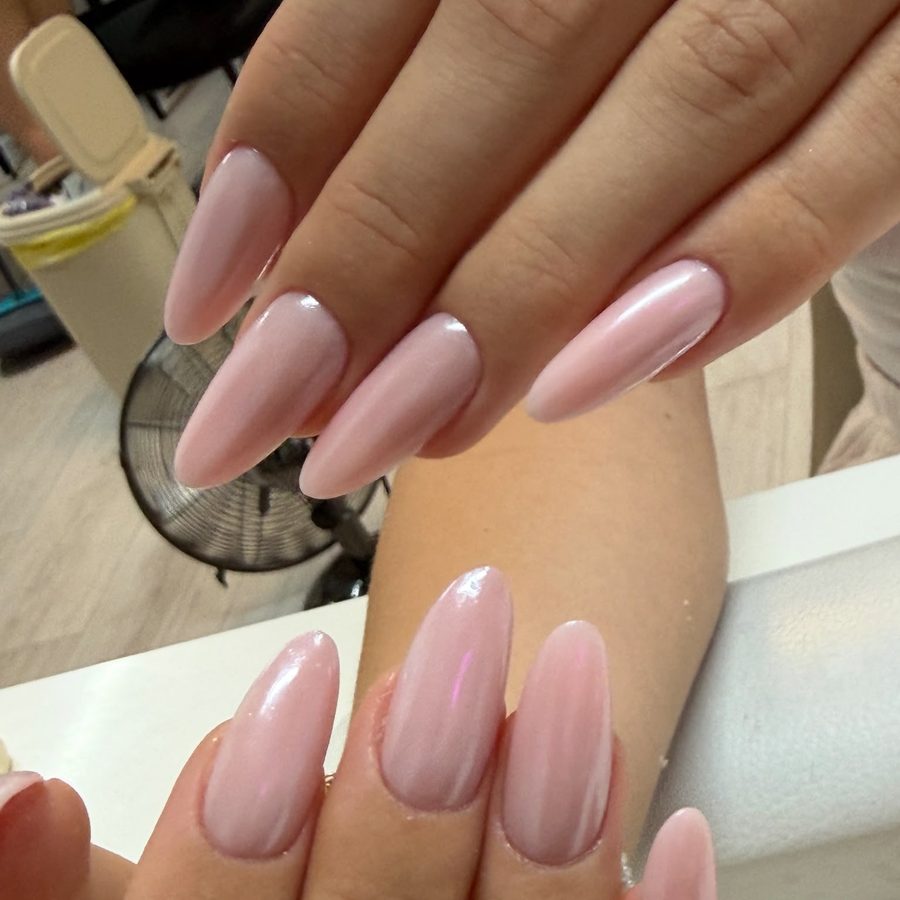 Schlichte Nude-Nägel in Rosé mit Glanzfinish, Mandelform